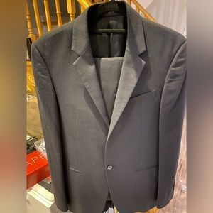 Men’s suit in black with pants.